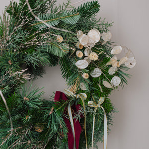 Couronne de sapin décorée