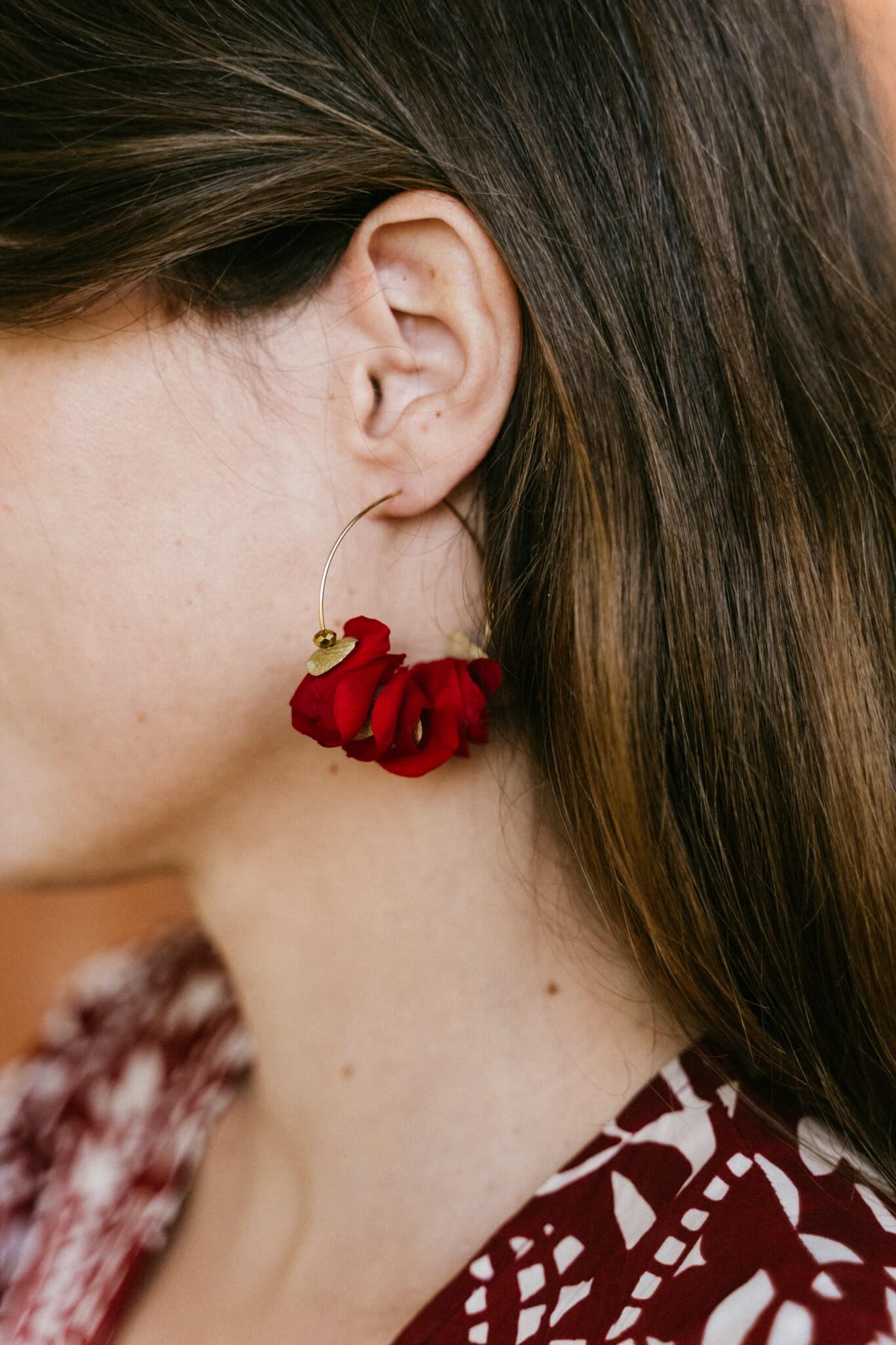 Boucles d'oreilles pendantes rouges et soie - maman sans notice
